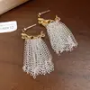 Pendientes de Moda con Borlas Plegadas de Aguja Plateada en Forma de C, Pendientes de Lujo Ligero de Gama Alta, Pendientes de Temperamento de Moda Retro Europeos y Americanos para Mujer
