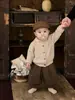 Roupa de Bebê Estilo Coreano Cardigã de Tricô 2026 Primavera e Outono Novo Suéter Cinza de Alta Qualidade Roupa Externa Infantil