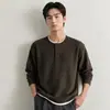 Moletom Henley estilo retro americano "old money" para homens, nova coleção primavera/outono 2026, peça básica casual de manga longa com design de duas peças falsas