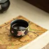 Xícara de chá de cerâmica preta pintada à mão com design simples em tinta, apresentando um motivo de lírio, xícara de cerâmica com borda dourada, copo para beber, conjunto de chá e xícara de chá Kung Fu para casa