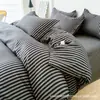 Juego de Cuatro Piezas Cepillado Estilo Coreano al por Mayor Fresco Pequeño Juego de Sábanas y Funda de Edredón para Dormitorio de Estudiante para Todas las Estaciones