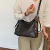 Mochila de lujo ligera para mujer, bolso de doble hombro de gran capacidad, nuevo modelo 2026, de mano, cruzado, otoño, simple, de un solo hombro, para ir al trabajo