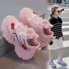 Zapatos Deportivos para Niñas 2026 Estilo Nuevo Zapatos de Dial para Niños Rosa Morado Lazo de Dibujos Animados Suela Suave Zapatos Tipo Papá para Niñas