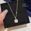 Collar Minimalista Estilo Coreano Cubo de Azúcar Pequeño para Mujer, Cadena para Clavícula de Moda Exquisita Nicho de Lujo Ligero, Nuevo Colgante Versátil de Gama Alta