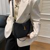 Bolso sobaquero popular francés de este año 2024 invierno nuevo diseño nicho elegante hombro bandolera media luna