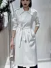 Abrigo cortavientos para mujer talla petite 2026 Otoño Estilo británico de alta gama de longitud media elegante Estilo europeo y americano