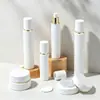 Atacado em estoque garrafas de vidro branco fosco, frascos de grande capacidade para água-creme-sérum, materiais de embalagem cosmética com aro dourado de luxo leve