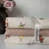 Conjunto de quatro peças em gaze de grau A, seguro para bebês, com uma gaze dupla camada aerada, ultrassuave e com design estampado