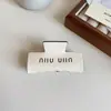 Pinza de Ácido Acético con Alfabeto Estilo Francés Estilo Perezoso Tendencia de Alta Gama Lujo Accesible Pasador Parte Posterior de la Cabeza Pinza Tiburón para el Cabello Accesorio para el Cabello