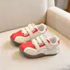 Zapatillas de entrenamiento para niñas estilo coreano modelo nuevo primavera y otoño 2026 cómodas de lunares transpirables suela suave antideslizantes resistentes al desgaste