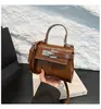 Bolsas de design nicho para comércio exterior para mulheres, bolsas quadradas pequenas, novo estilo 2025, populares no verão, estilo bolsa Kelly, bolsa de ombro única transversal da moda