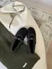 Zapatos peludos de moda para mujer, nuevo modelo 2025, estilo de hada suave, diseño de camelia, zapatos Mary Jane cálidos sin cordones