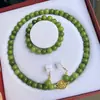Conjunto de Três Peças: Colar, Pulseira e Brincos de Pedra de Quartzo de Mina Antiga Natural, um Presente Atacadista para Idosos e Mães em Ocasiões Especiais