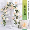 Cascata popular e parede de flores em atrações turísticas, com trepadeiras artificiais de rosas e arranjos de plantas decorativas para paredes de vitrines e design de interiores