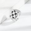 Anillo abierto de rejilla en blanco y negro con corazón de amor de lujo con luz fría y estilo europeo y americano.