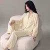 Pijama Super Macio 100% Algodão para Mulheres 2026 Primavera/Outono Novo Estilo Cardigã Gola Lapela Manga Longa Tamanho Grande Roupa de Casa Conjunto Cartoon
