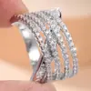 Anel de Dedo de Ouro Branco Banhado com Diamantes Pavimentados em Cruz de Múltiplas Camadas Zircônia Micro Pavimentada Design de Nicho Anel de Temperamento