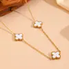 Moda transfronteriza acero inoxidable flor de tres cuatro hojas joyería Europa y Estados Unidos nuevo acero de titanio no se decolora traje de joyería de flor pequeña