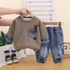 Sudadera con capucha de retazos de mezclilla de dos piezas falsas de moda para niños, estilo coreano, con cuello redondo, atuendo elegante para bebé, moderno