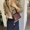 2026 Nuevo Bolso Decorativo Simple en Forma de V Moda Ins Chic Hombro Único Cruzado Cubo de Moda Pequeño para Mujer