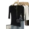 En stock y listo para enviarCamiseta de cuello en V abotonada estilo francés para mujer, top de verano de manga media, corte ajustado y que realza la figura