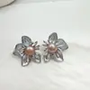Aretes de botón de flor de perla natural y circonita dorados en oro real, aretes de moda y elegantes, estilo de lujo ligero con un diseño único, aretes de nicho