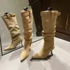 Novedad Otoño/Invierno 2026 Moda Puntiaguda Tacón de Aguja Botas Altas Mujer Hebilla de Cuero Gamuza Arrugado Apiladas Botas de Montar