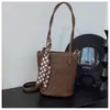 Outono e Inverno 2025 Novo Cesta de Palha Tecida Artesanal Transfronteiriça Casual Cesto Balde Bolsa Feminina Grande Capacidade Ombro Único Simples Versátil