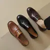 Mocassins de Couro Integral Estilo Britânico, Novo Modelo para o Festival da Primavera de 2026, Sapatos Casuais de Couro Planos com Corte Profundo para Mulheres