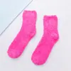 Color caramelo 21 colores color sólido Calcetines de tubo planos cálidos para mujer forro polar de coral calcetines para el suelo del hogar calcetines de medio terciopelo venta al por mayor