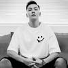 Camiseta de manga curta transfronteiriça Masculina Estilo coreano Casual Simples Smiley Estampado Pinho Largo Verão Camiseta para Casal Branco