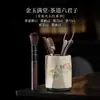Conjunto de chá de porcelana azul e branca com detalhes vermelhos, apresentando seis itens essenciais para a cerimônia do chá, incluindo utensílios de chá, uma faca de chá, uma colher de chá e um clipe de chá.