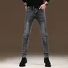 Calça jeans masculina em denim preto lavado francês, corte slim, perna afunilada, estilo business casual, respirável, adequada para outono e primavera