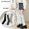 Calcetines de algodón peinado para mujer de primavera y otoño hasta la pantorrilla, calcetines básicos lisos de moda para mujer, calcetines blancos apilables