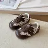 Zapatillas infantiles con estampado floral, nueva colección otoño/invierno 2026, zapatos de interior de punta redonda para niñas, adecuados para el jardín de infancia, y diseñados en estilo de zapatillas de entrenamiento alemanas