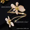 Un Conjunto de Elegantes Pulseras Florales de Esmalte Abiertas para Mujer, Versátil