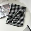 Cachecol clássico versátil xadrez pied-de-poule para mulheres no outono e inverno, cachecol xadrez preto e branco de cashmere sintético, xale de estudante para mulheres, atacado