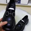 Mocasines populares de suela gruesa para mujer, nuevo modelo versátil de otoño 2026 con suela blanda para mujer, zapatos de cuero planos estilo británico para mujer