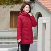 Chaqueta de Algodón de Invierno 2026 para Mujer de Longitud Media Adelgazante Moda que Reduce la Edad Ropa de Algodón Versátil para Madres de Mediana Edad Abrigo de Algodón