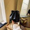 Bolsa Pequena Casual Elegante de Alta Qualidade para Mulheres 2026 Nova Tendência Moda Verão Corrente no Ombro Transversal Balde