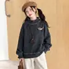 Suéter blanco para niña con cuello semi-alto, nuevo modelo de invierno 2026, tejido grueso para niños mayores, camisa básica para estudiantes de secundaria