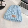 Chapéu de Tricô Azul Grosso Estilo Coreano para Mulheres, Outono e Inverno, Tamanho Grande para Circunferência da Cabeça, Chapéu de Lã com Aplicação, Gorro que Afina o Rosto, Chapéu para Clima Frio
