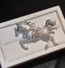 Sucesso Instantâneo: Broche de Cavalo Redondo Perfeito de Pérola Shijia Escovada com Zircônia Cintilante para Mulheres, Alfinete de Terno Personalizado, Presente de Ano Novo