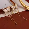 Anel de Borboleta de Metal Exagerado Europeu e Americano Moda Estilosa Brincos de Franja com Design Único Ganchos de Orelha Atacado