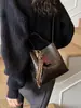 Bolso Pequeño Retro Texturizado de Gama Alta para Mujer 2026 Nueva Moda Bolso Cruzado Versátil Bolso Cubo Super Popular para Llevar en la Mano