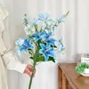 Diseñadores de Floristería Crean Ramos de Flores Artificiales de Alta Gama para Decoración de Salas de Estar en Casa, Flores de Mano para la Temporada de Graduación y Accesorios para Fotografía