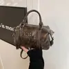 Bolsa Retrô Boston PU Feminina 2025 Nova Versátil Para Trabalho Ombro Único Transversal Bolsa Quadrada Pequena Bolsa Travesseiro Portátil