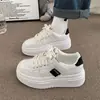 Sapatos brancos de design de nicho de alta qualidade para aumentar a altura para mulheres 2026 Outono novo sapatos esportivos versáteis de sola grossa tênis casuais