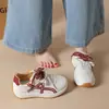 Zapatos de mujer Bude, estilo Forrest Gump, estilo Hong Kong, con cordones para estudiantes, zapatillas blancas de bloques de color, suela gruesa, nuevos zapatos deportivos casuales 2026