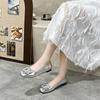 Sapatos baixos femininos 2024 primavera e verão estilo coreano fivela quadrada strass boca rasa sapatos pequenos únicos mocassins de bico quadrado um pedal sapatos preguiçosos